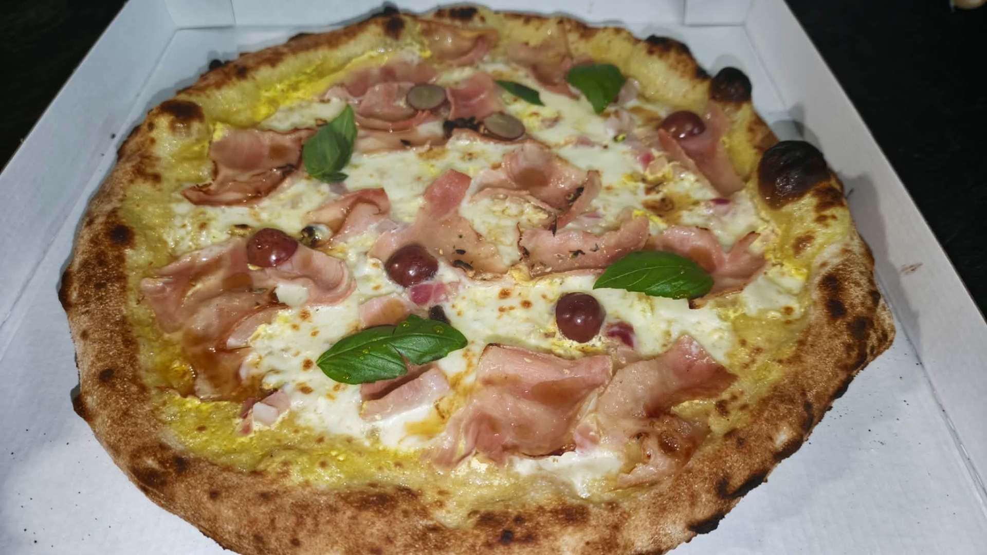 Fehér alapú pizza pisztáciával