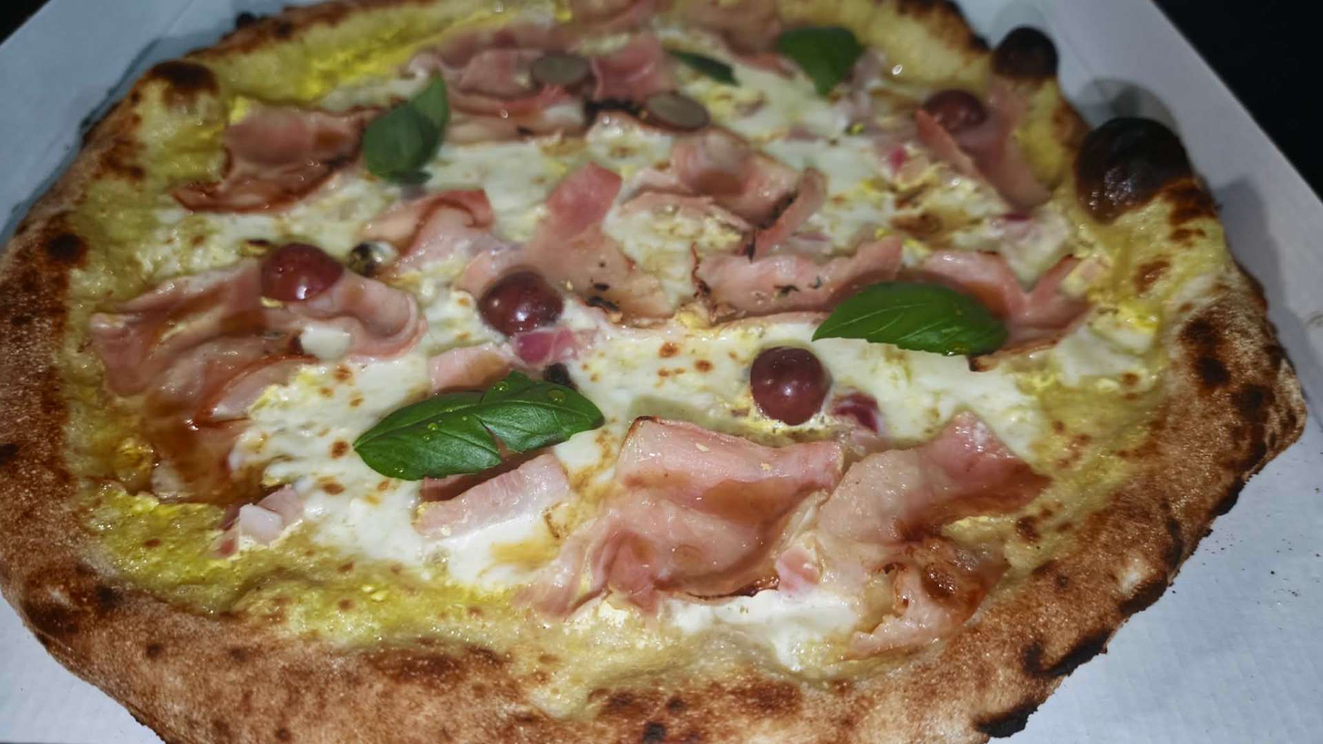 Prosciutto cotto pizza pisztáciával