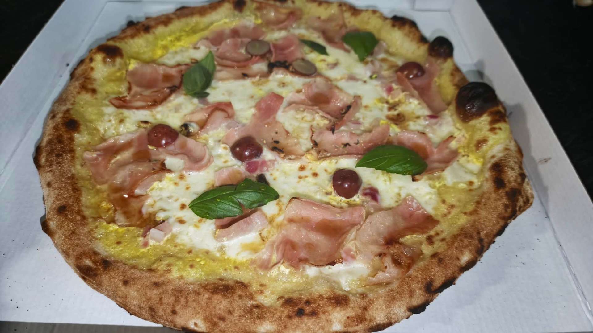 Fehér pizza sonkával és pisztáciával