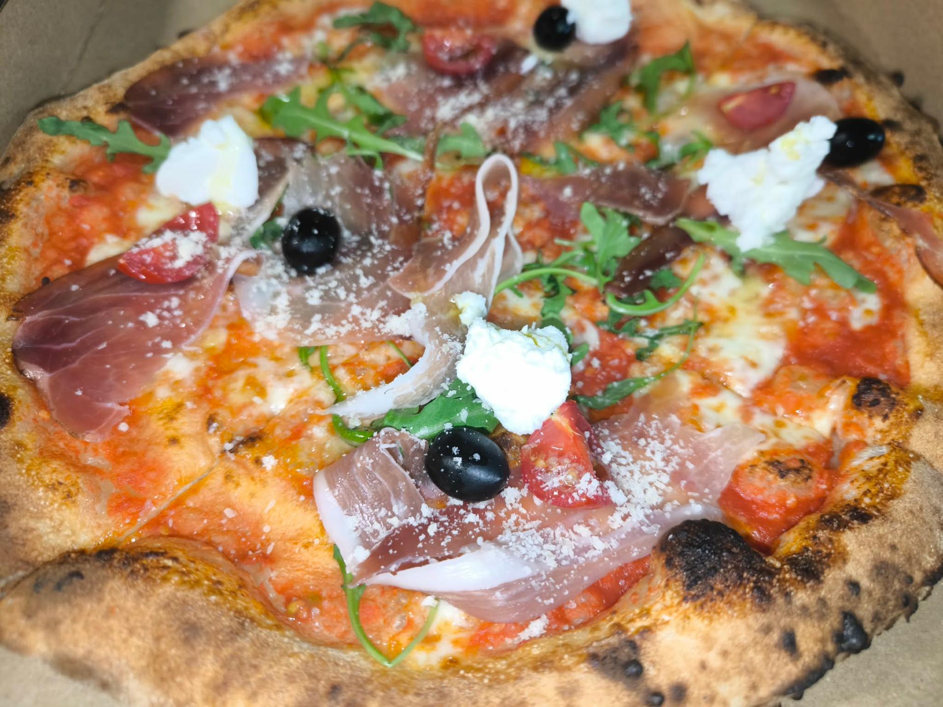 Ínyenc pizza prosciuttoval, burrata sajttal